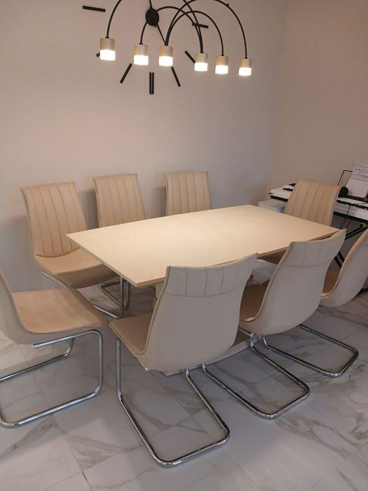 Стол со стульями для гостиной