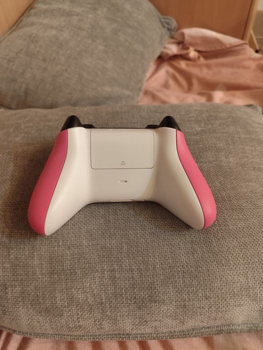 Vând controler roz de Xbox seria x și merge și pe Xbox seria s
