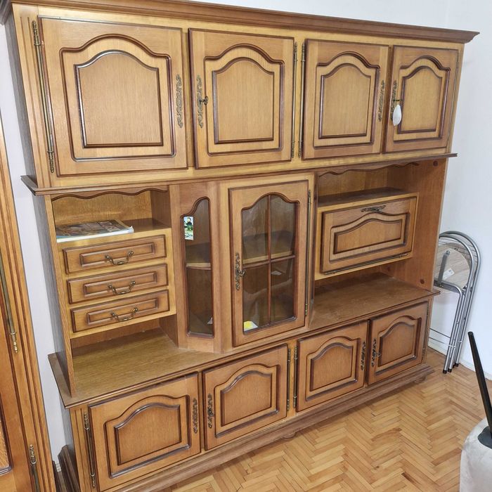 Vand mobila de sufragerie in stare foarte buna si  dulap cu doua usi.