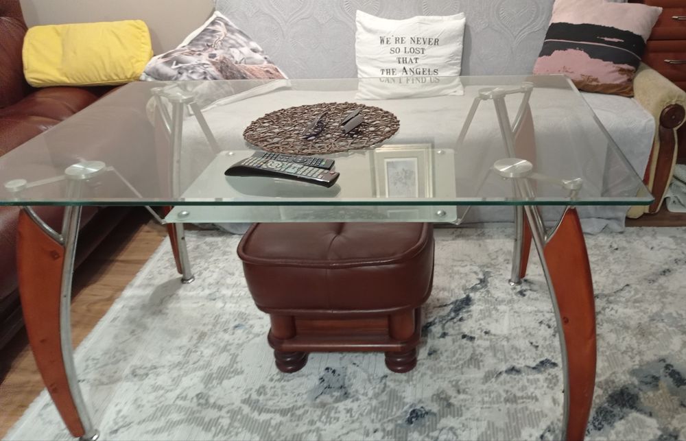 Маса със стъклен плот