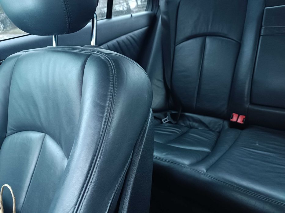 Автомобил Mercedes E320