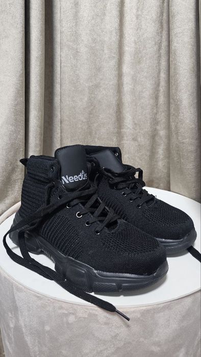 Кроссовки Needus