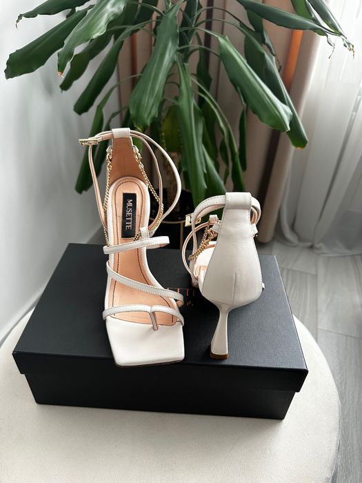 Sandale Chiara crem/ivoire cu barete și lanț auriu Musette