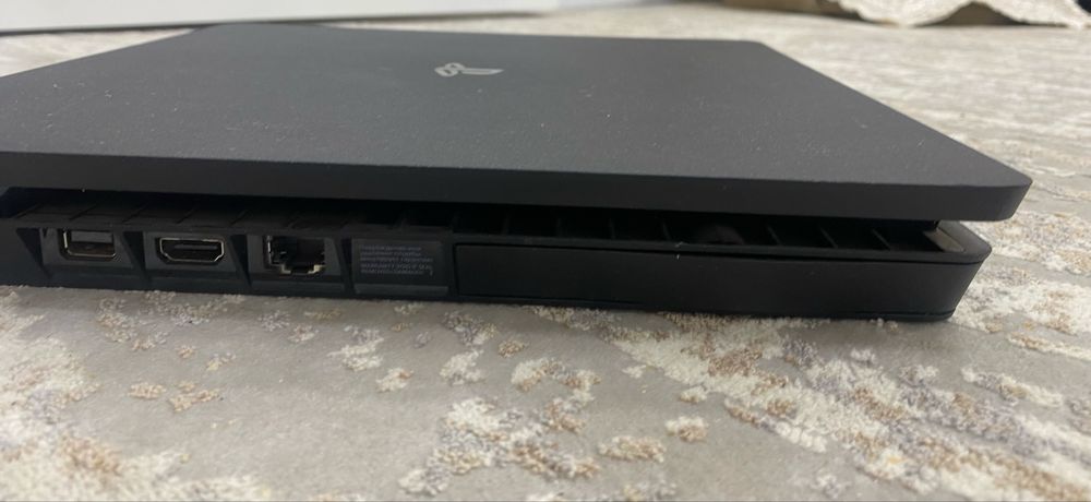 Продам PS4 Slim 500GB +2 джойстика