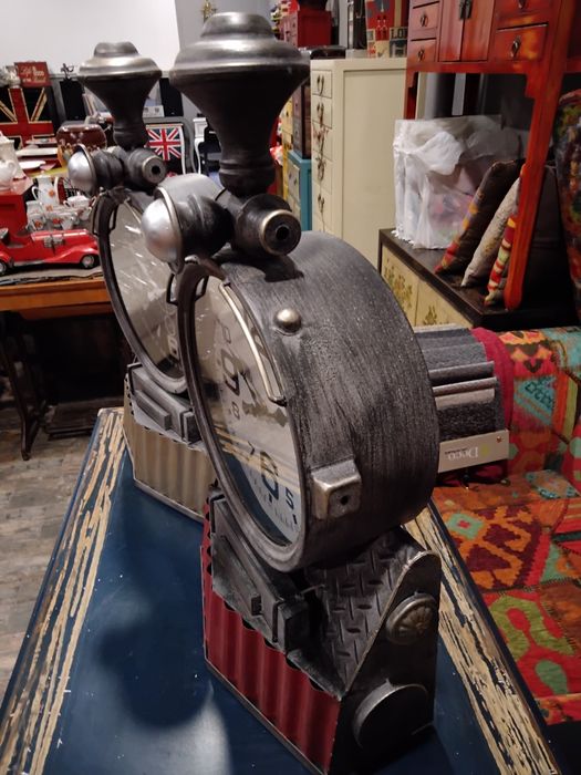 Часы - паравоз металлические.