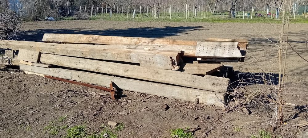 Сухи греди на 4 на 6 мтр дървен материал на 100годинириал греди