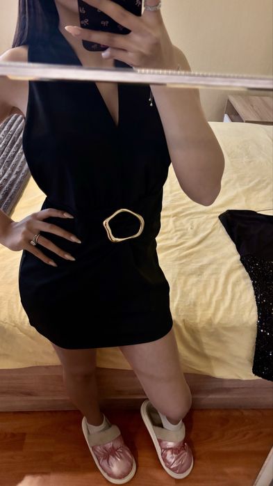 Стилна къса рокля в черен цвят