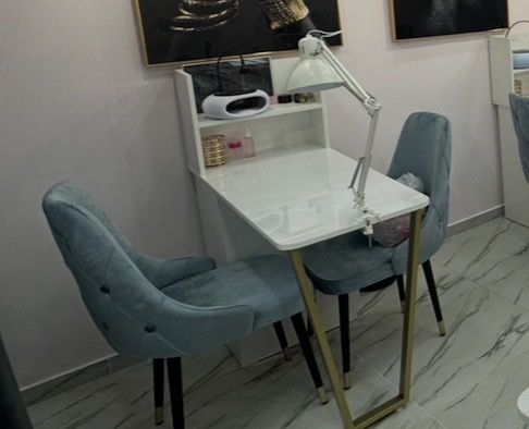 Маникюрный стол и стулья