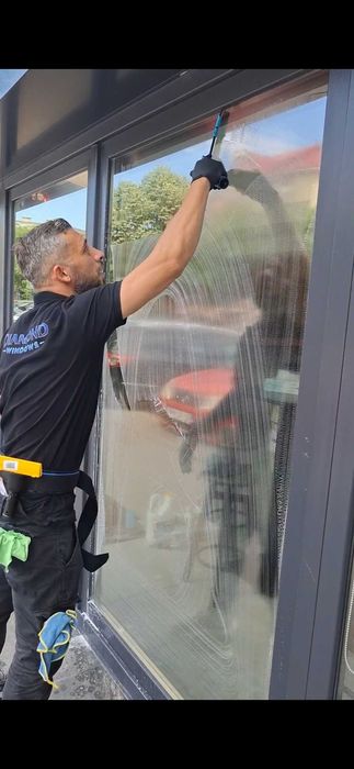 Servicii profesionale Spalare geamuri în Deva si împrejurimi. Ne deplasăm si în alte orașe la cerere.