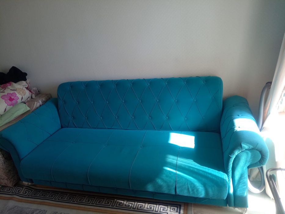 Диван расклодной с полушками