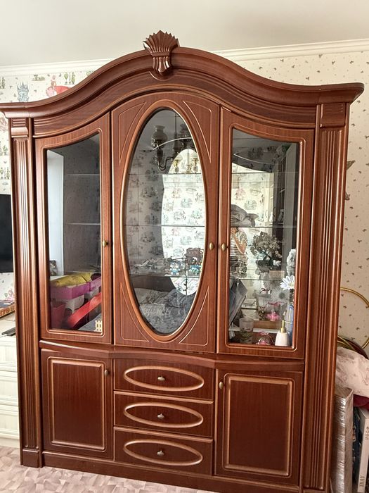 Продам шкаф-сервант