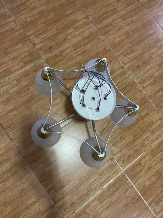 Белая люстра