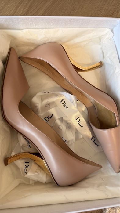 Оригинални обувки и сандали: Louis Vuitton, Elisabetta Franchi, Balmain, Versace, Dior и Chanel