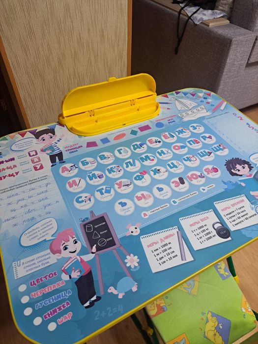 Срочно продам  детский стол для уроков. .