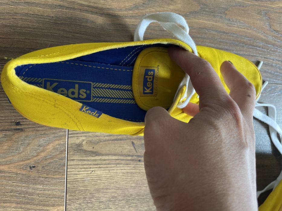 Tenesi galbeni marca Keds