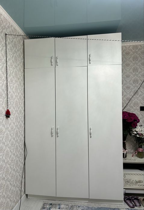 Продается белый шкаф до потолка