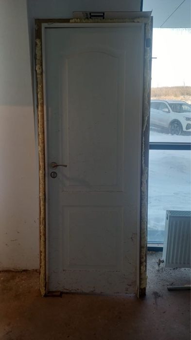 Межкомнатная  дверь белая