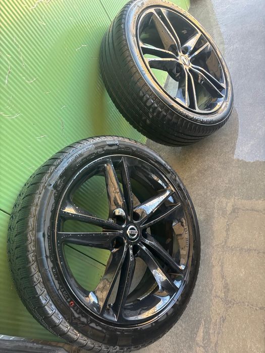 Set 4 jante originale Nissan negre, cu cauciucuri 235/45 R19 96W.