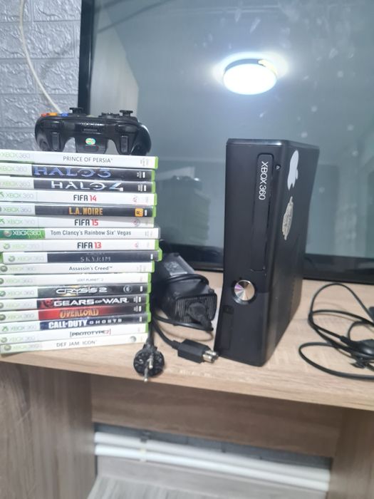 Vând xbox360 modat cu un controler,preț negociabil