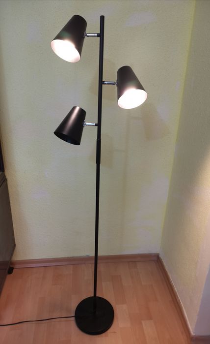 Lampă de pardosea cu 3 brațe.
