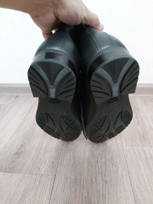 Продам осенние кожанные ботинки.