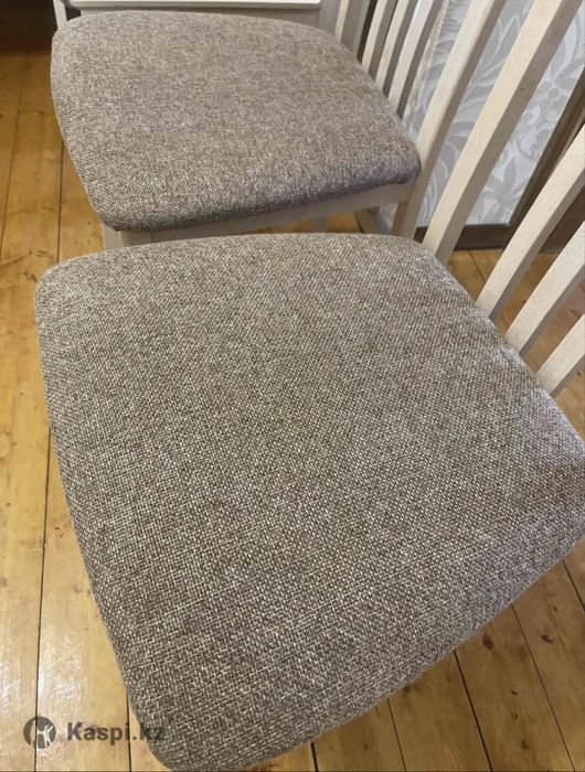 Кухонный уголок со стульями