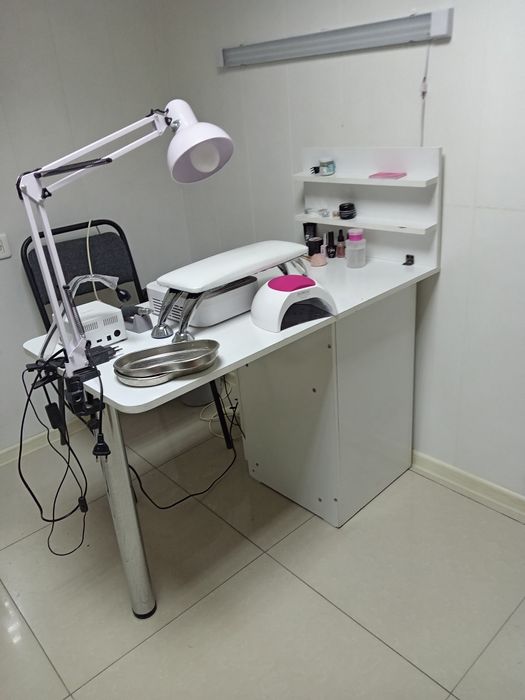 Маникюрный столик, б/у