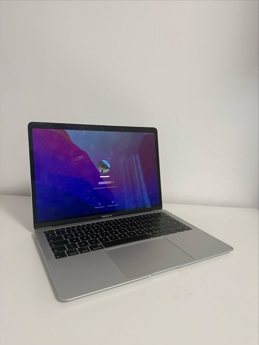 MacBook Air 13” 2019 Silver | 8GB RAM | 128GB SSD | Îngrijit | 1049 lei