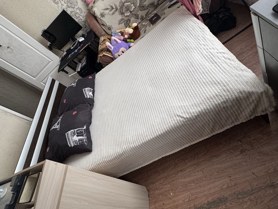 Двуспальная кровать с матрасом