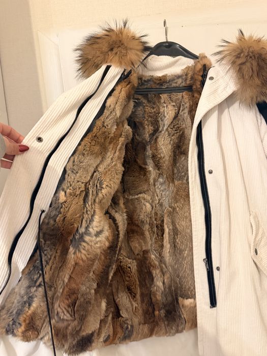 Парка с огромна яка от лисица
