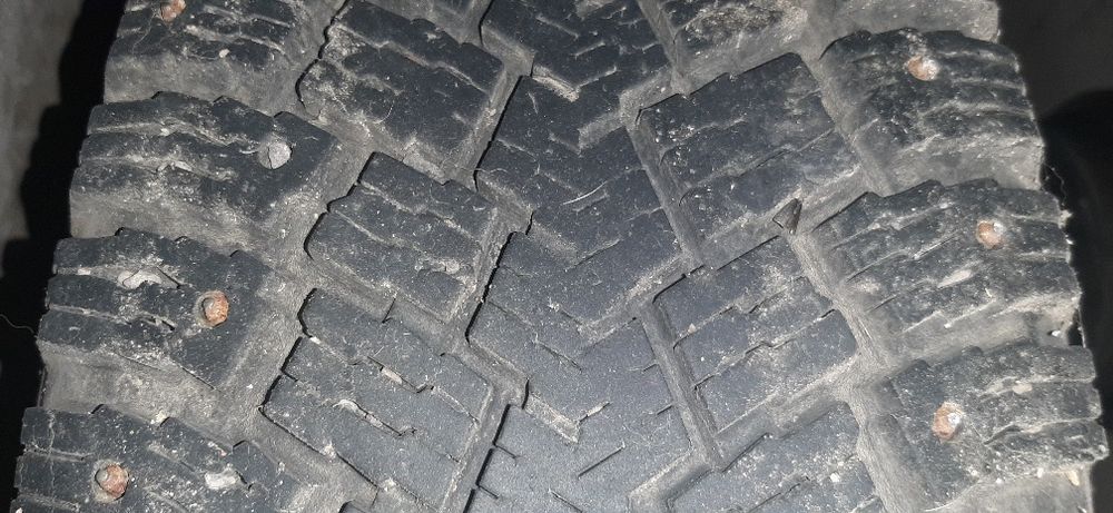 Продам шины Nokian шипованные