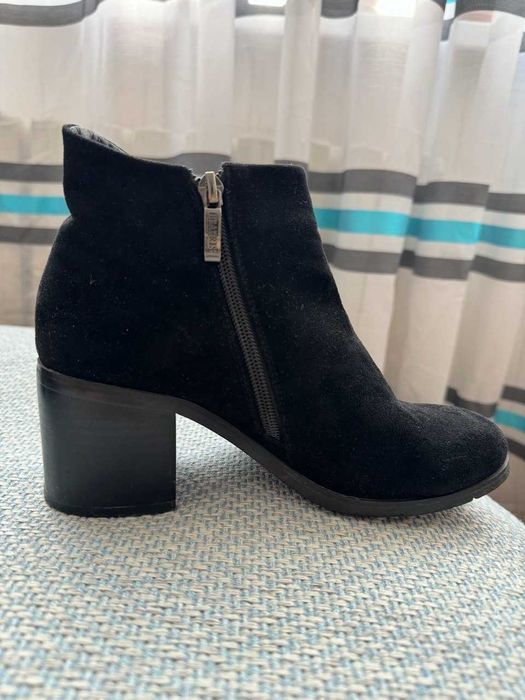 Замшевые полуботинки (ботильоны) на замке и каблуке 6,5 см., 35 размер