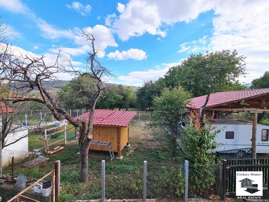 175101 Масивна къща с голям двор и кладенец  в село Петко Славейков