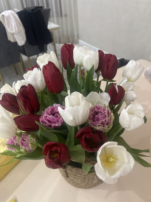 Тюльпаны с луковицами в карзине