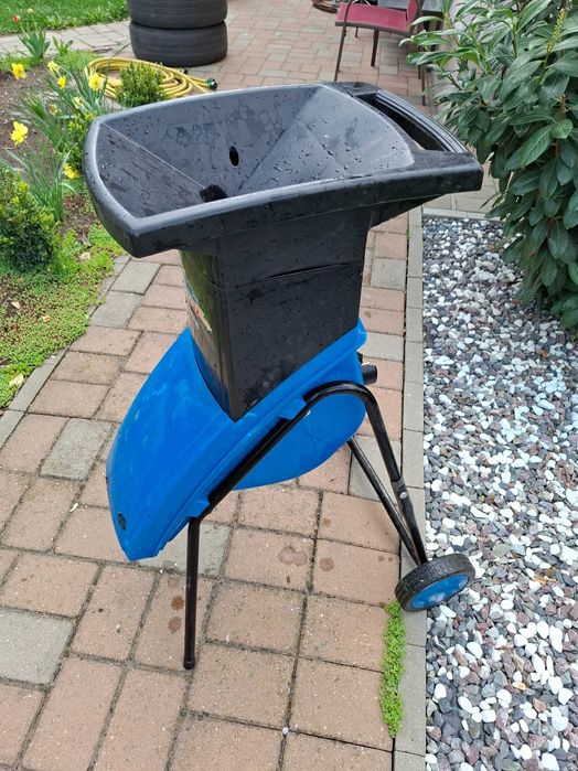 Vand masina de tocat crengi,buruieni, germana.