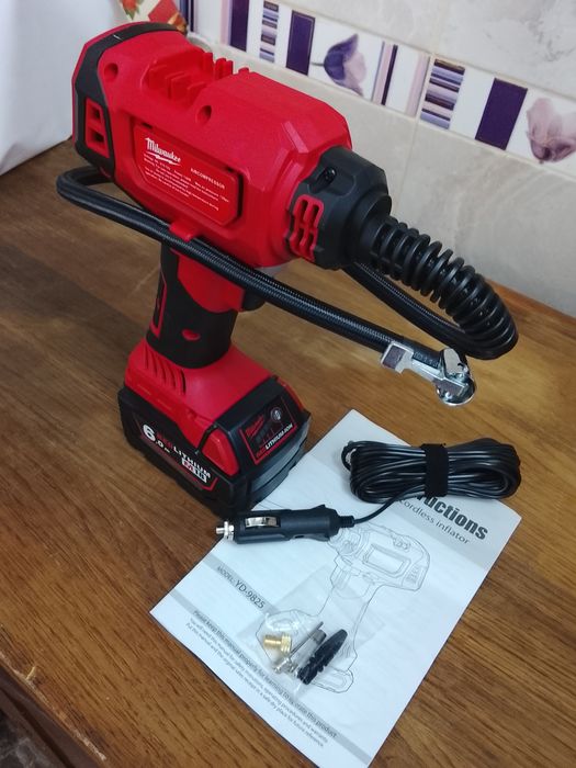 Compresor auto Milwaukee cu o baterie de 6A