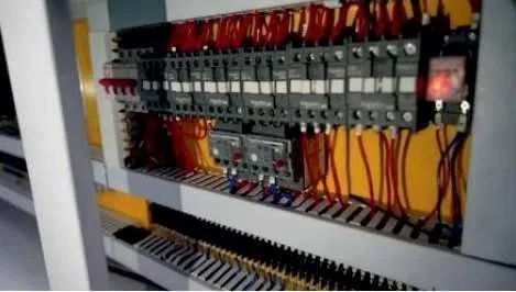 Кромкооблицовочный станок автомат (закаточный станок)