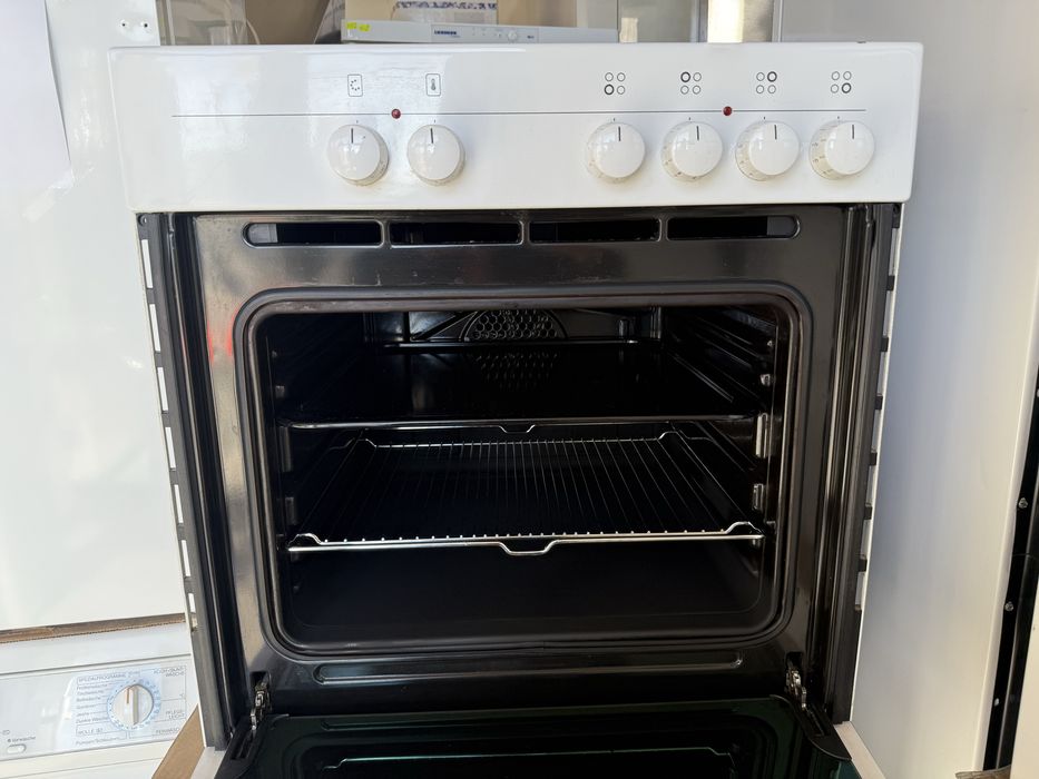 Бяла фурна за вграждане Bosch с керамичен плот