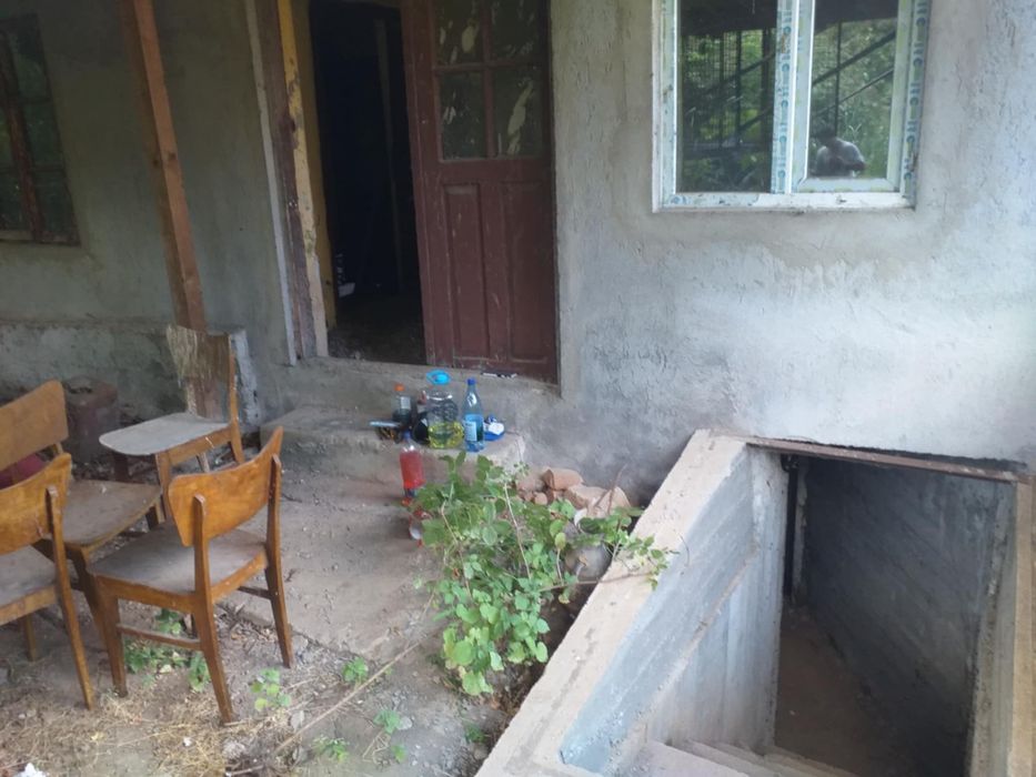 vând CASA DIN CARAMIDA + Anexe + teren
