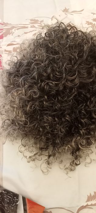 Vând peruci noi  cu eticheta