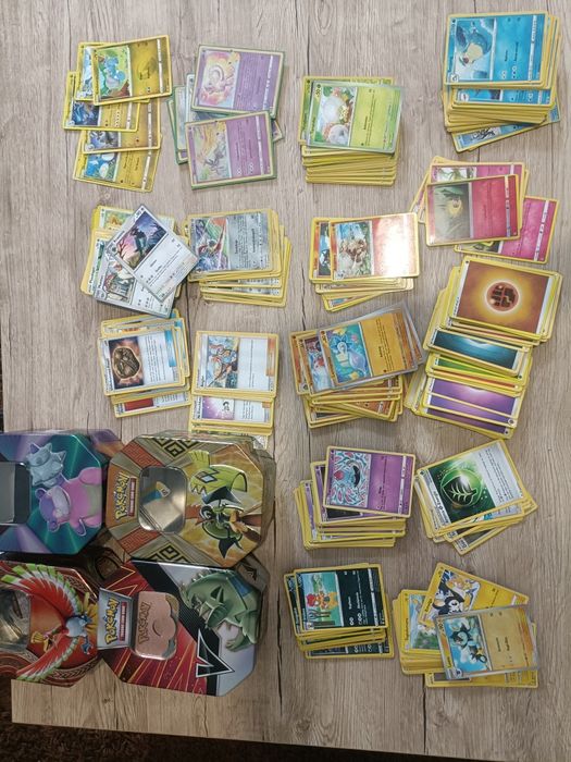 600 de cărți pokemon originale + patru cutii de metal