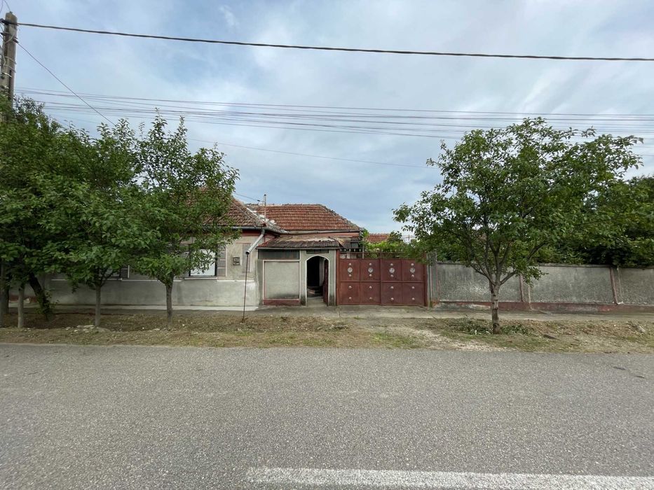 Vand casa in Chisineu Cris teren de 1372mp cu un front stradal de 32 m