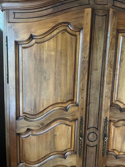 Масивен орехов гардероб