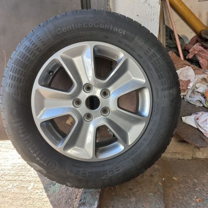 Vand 4 cauciucuri vara 215/65/16 plus 2 jante pe 16