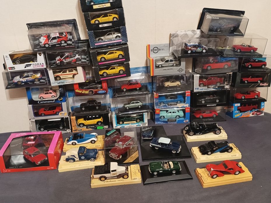 Колекция умалени модели дайкаст diecast