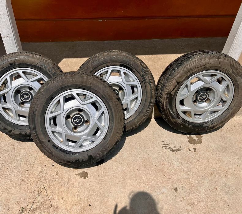 Vând 4 roți cu jantă R13 Ford