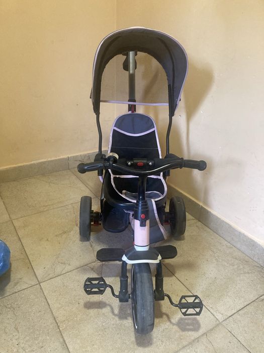 Продам трехколесный велосипед с ручкой для родителей.