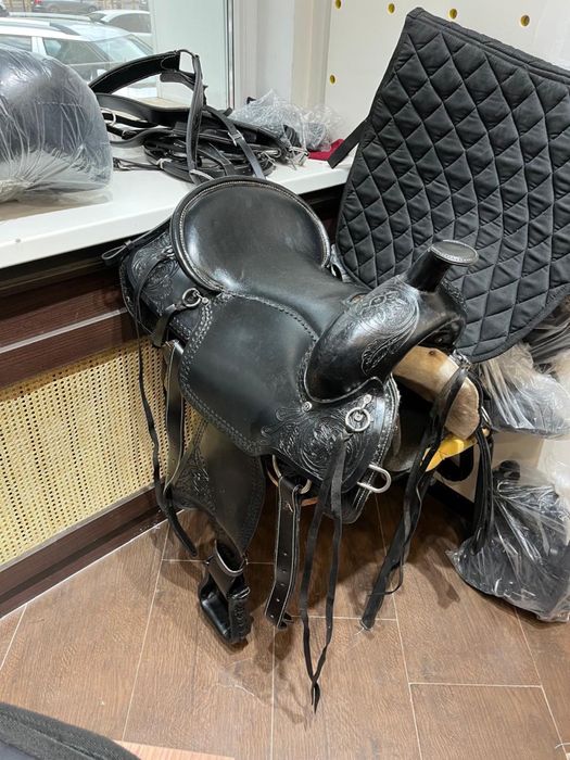Качественное кожаное седло для лошади