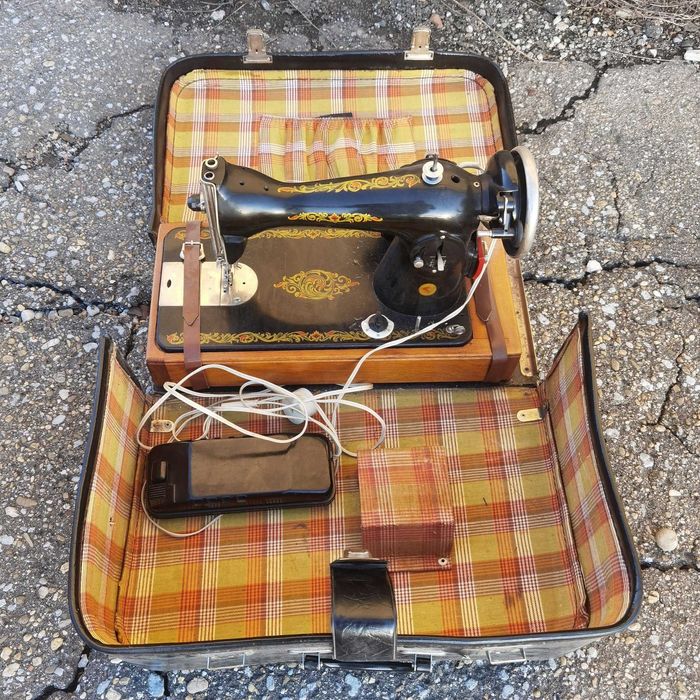 Masina de cusut electrica veche, ruseasca.