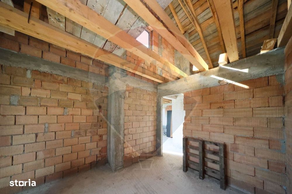Duplex  la roșu cu 2 apartamente - 6 camere, terase generoase și curte
